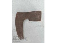 Un topor vechi forjat