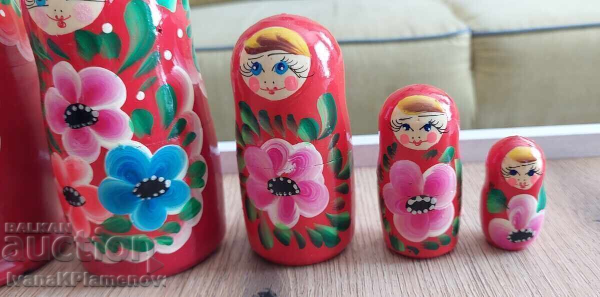 Livrarea Set de matrioșka 5 bucăți pentru cunoscători Livrarea Set de matrioșka 5 bucăți pentru cunoscători