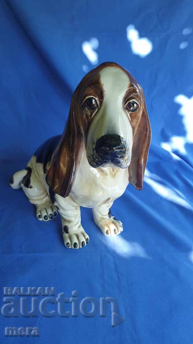 Câine mare din porțelan