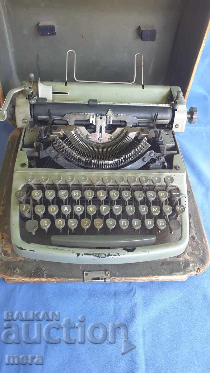 Mașină de scris veche, cu caractere chirilice cu preț 80.00 BGN | € 40.90