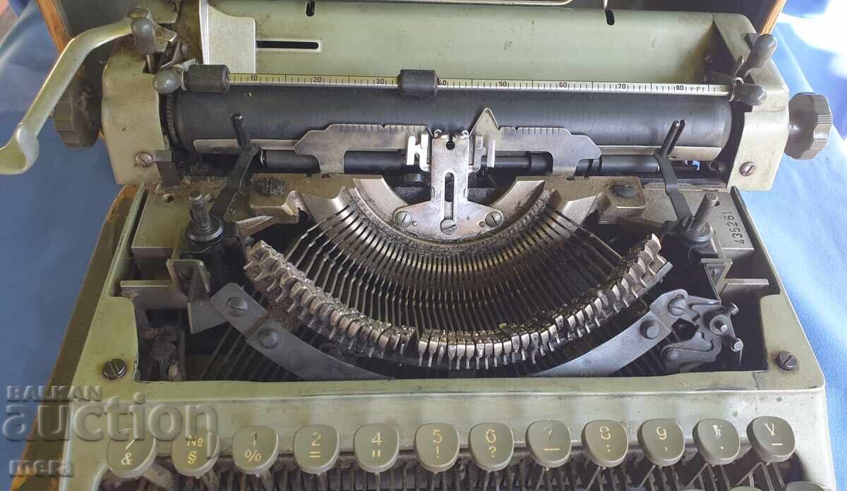 Licitație Mașină de scris veche, cu caractere chirilice