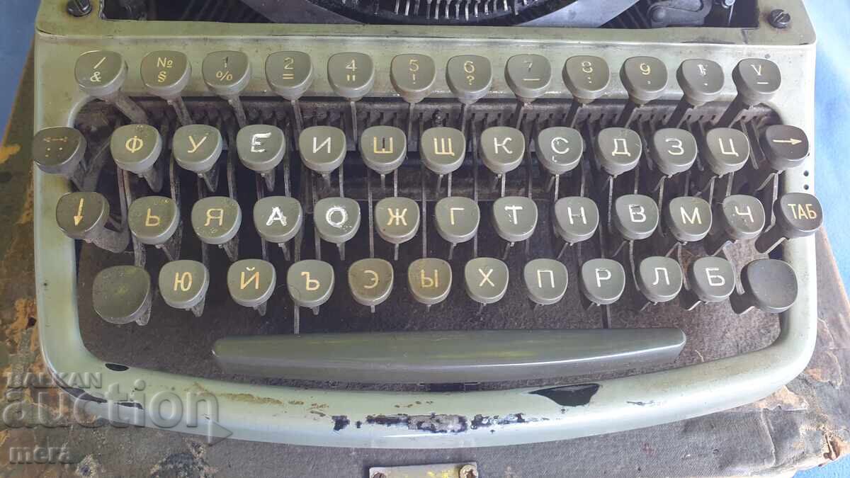 Livrarea Mașină de scris veche, cu caractere chirilice