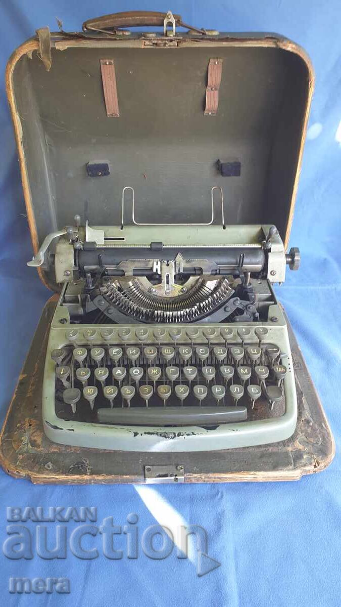 Mașină de scris veche, cu caractere chirilice