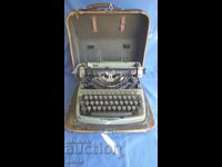 Mașină de scris veche, cu caractere chirilice