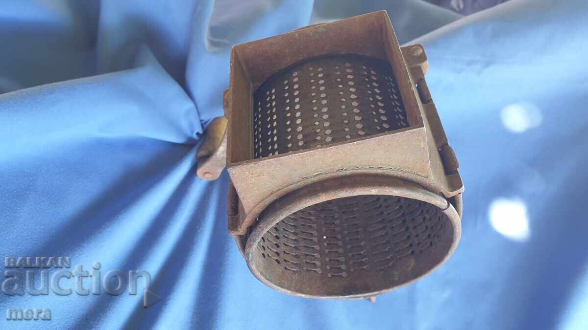 Παλιά μηχανή άλεσης σπόρων και λαχανικών με τιμή 45.00 BGN | € 23.01 Παλιά μηχανή άλεσης σπόρων και λαχανικών με τιμή 45.00 BGN | € 23.01