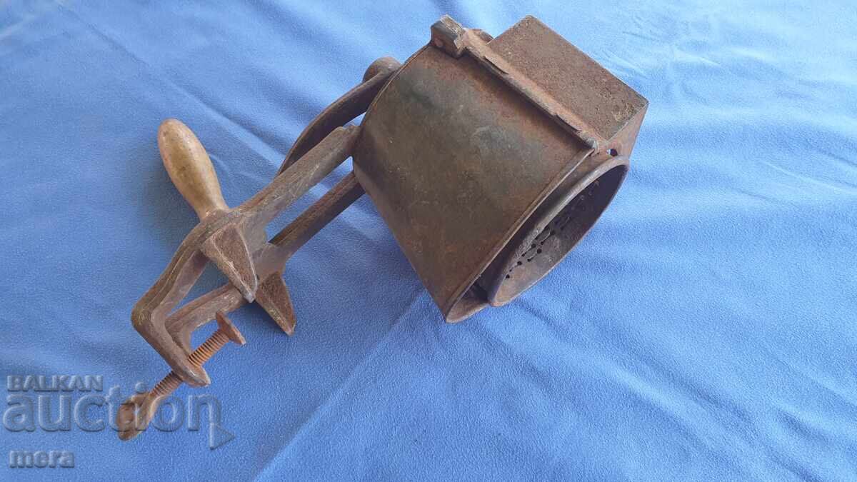 Δημοπρασία Παλιά μηχανή άλεσης σπόρων και λαχανικών Δημοπρασία Παλιά μηχανή άλεσης σπόρων και λαχανικών