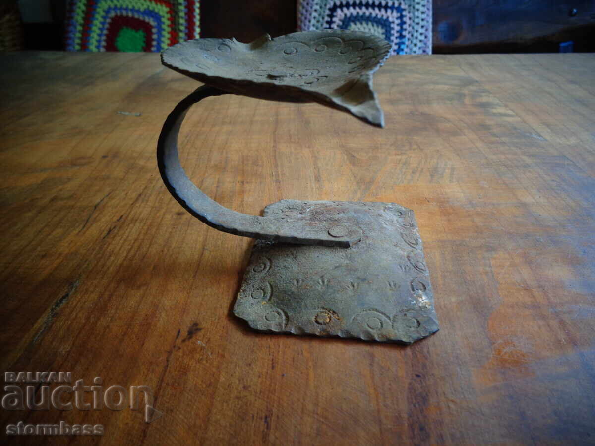 Παλιό τασάκι από σφυρήλατο σίδερο σε σχήμα φύλλου με τιμή 12.00 BGN | € 6.14