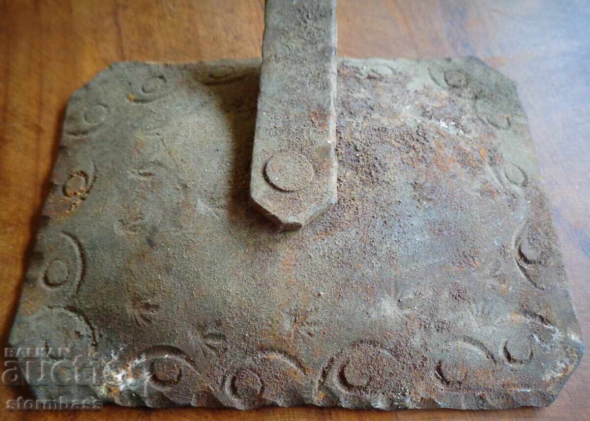 Δημοπρασία Παλιό τασάκι από σφυρήλατο σίδερο σε σχήμα φύλλου