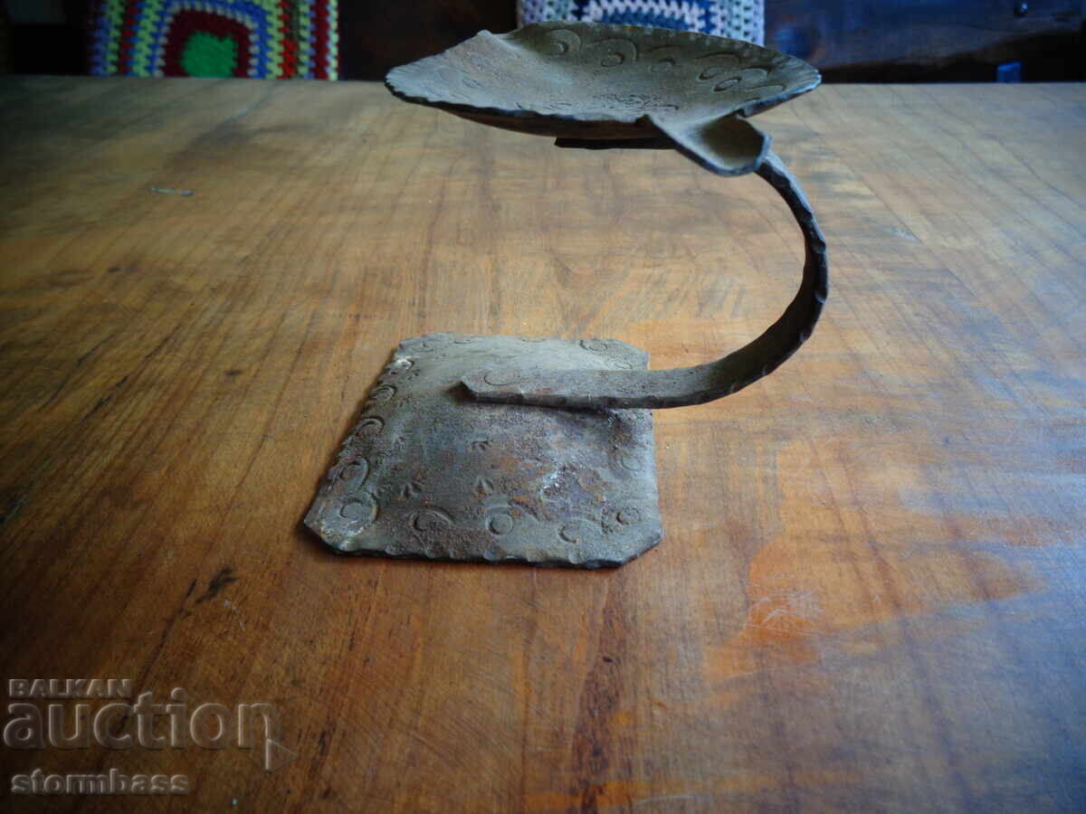 Παλιό τασάκι από σφυρήλατο σίδερο σε σχήμα φύλλου - 7