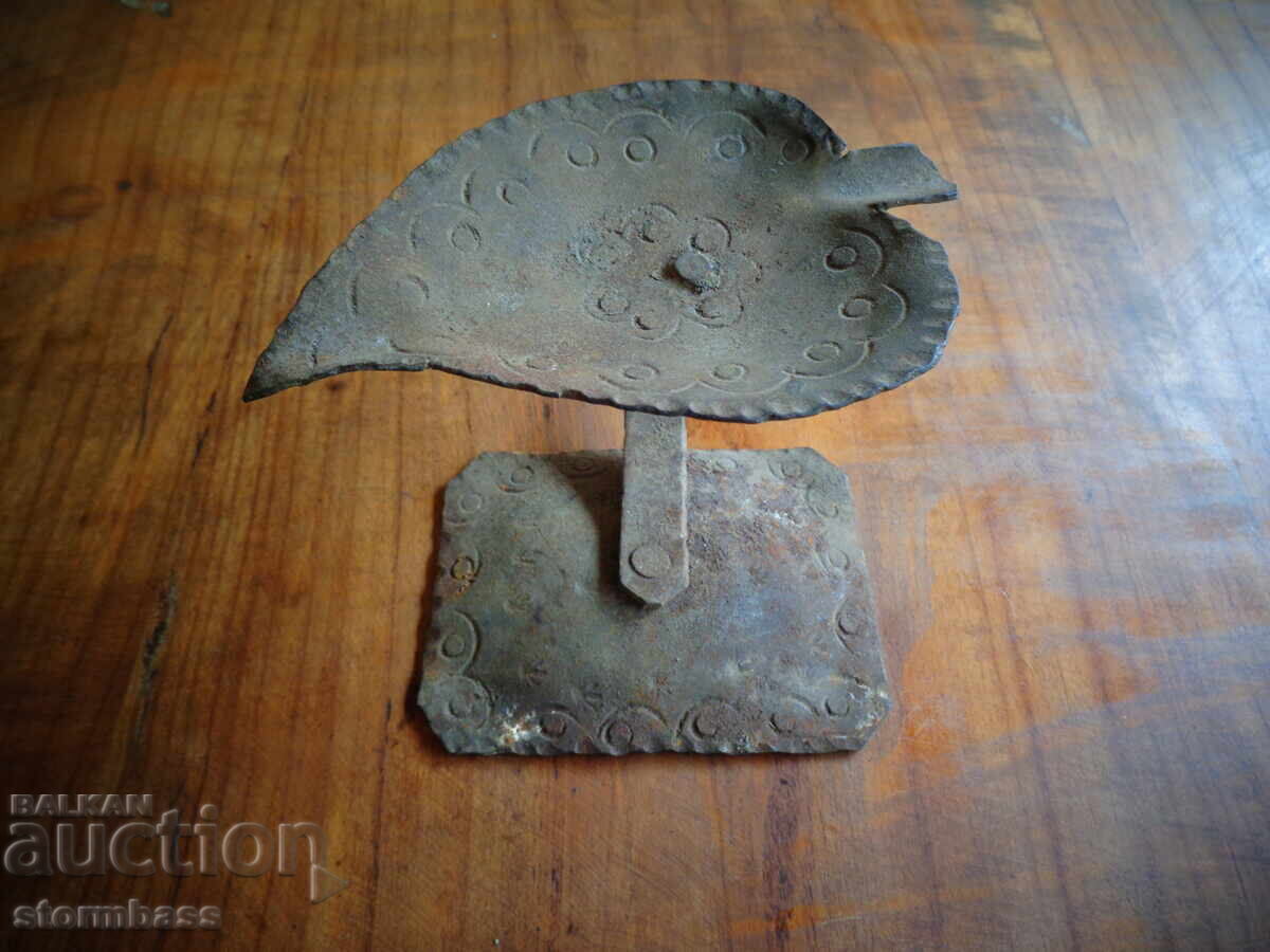 Παλιό τασάκι από σφυρήλατο σίδερο σε σχήμα φύλλου