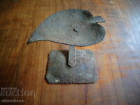 Παλιό τασάκι από σφυρήλατο σίδερο σε σχήμα φύλλου