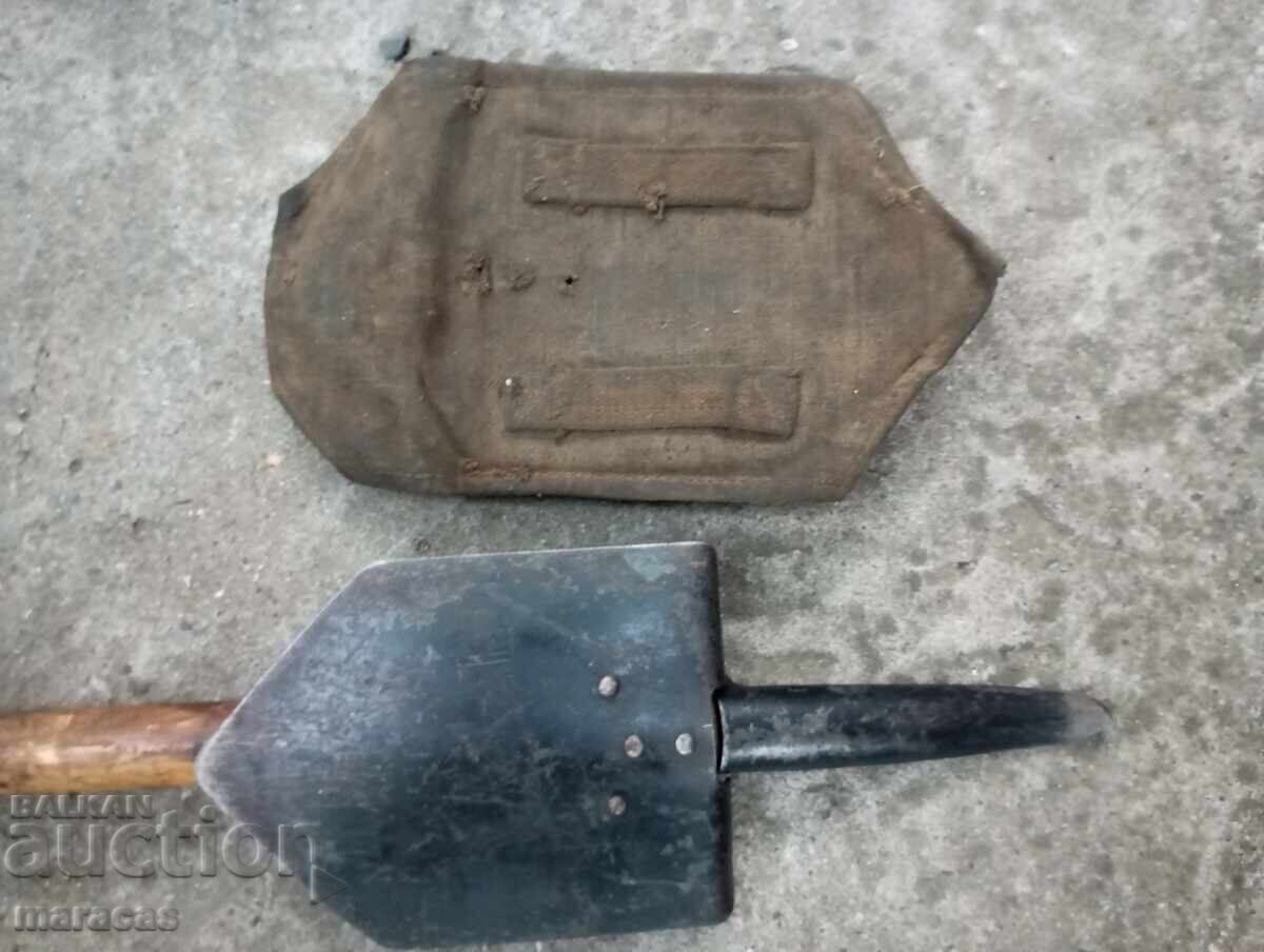 Licitație O lopată veche de soldat Licitație O lopată veche de soldat