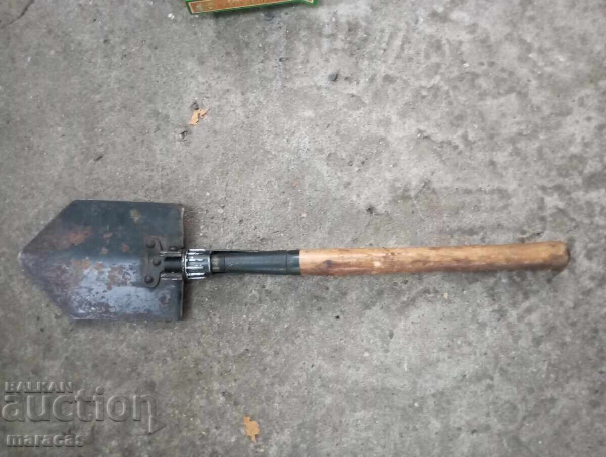 O lopată veche de soldat O lopată veche de soldat