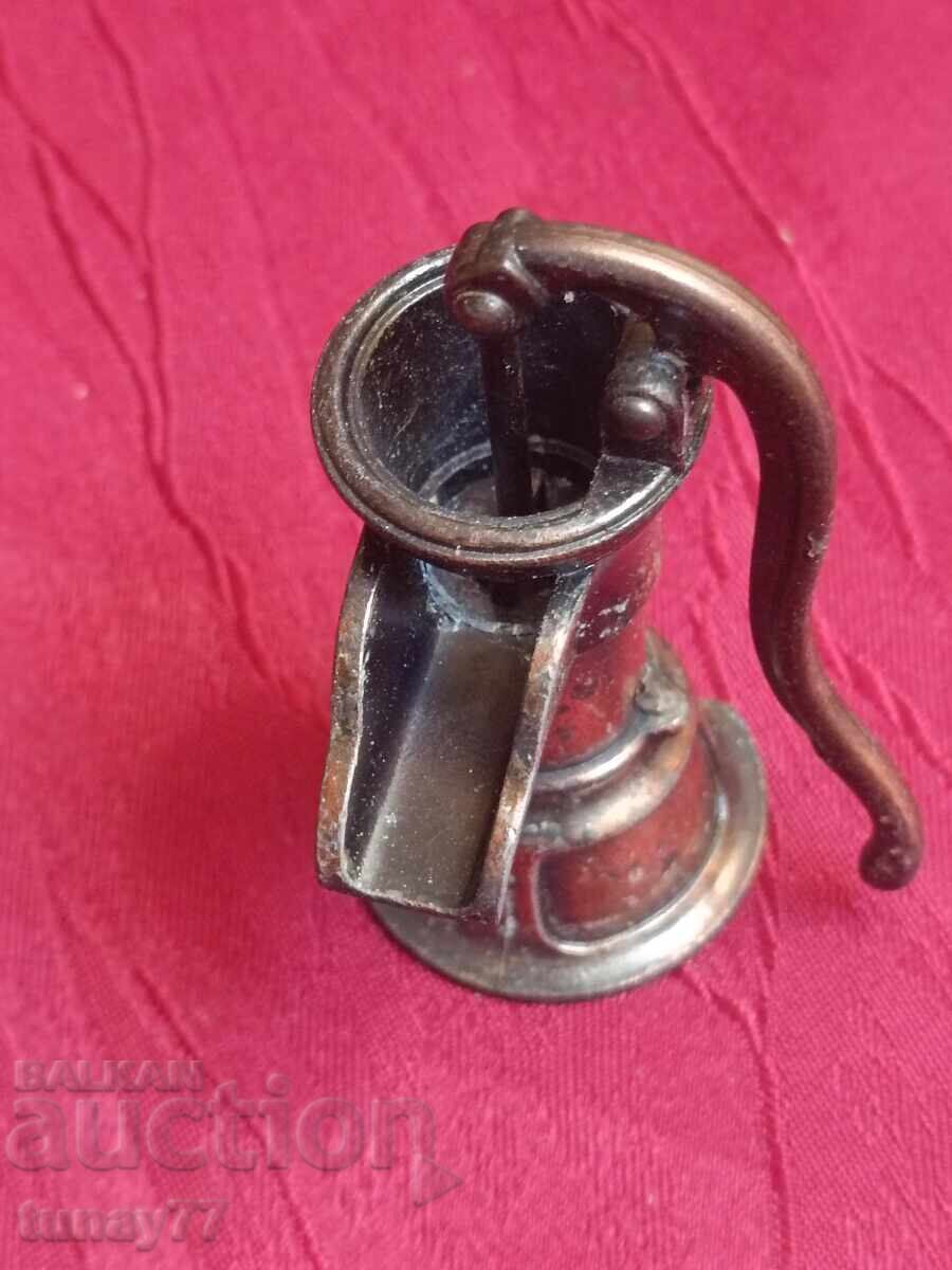 Σπάνια μεταλλική ξύστρα με σήμανση με τιμή 10.00 BGN | € 5.11