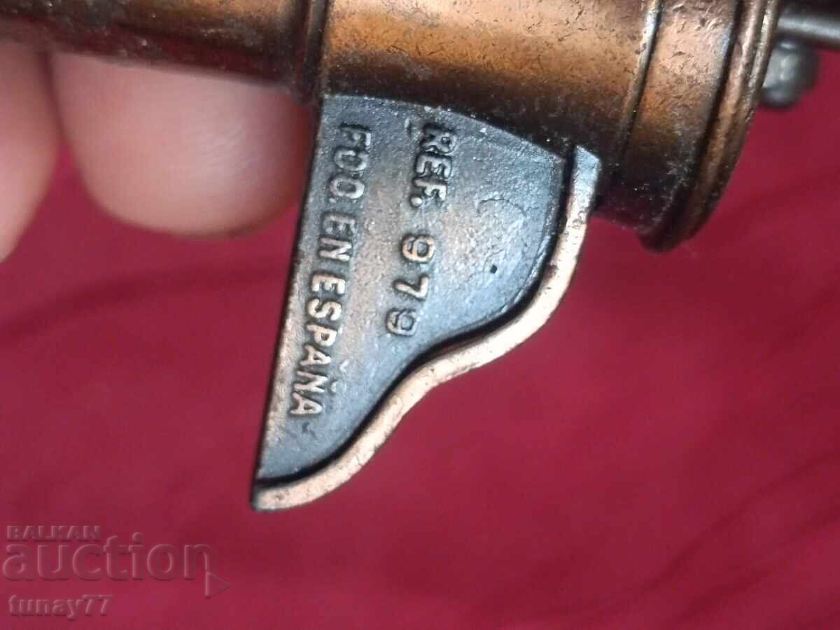 Παράδοση Σπάνια μεταλλική ξύστρα με σήμανση