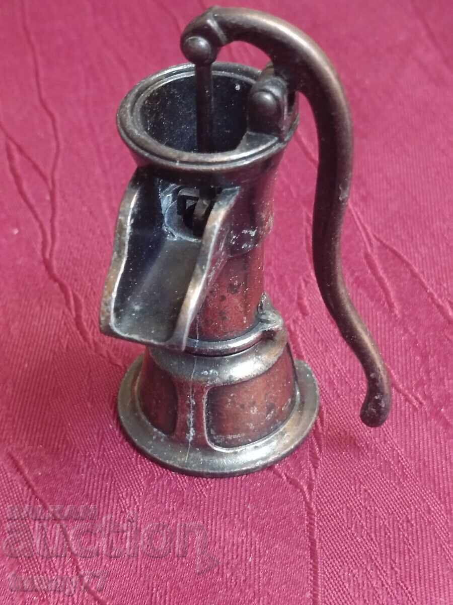 Σπάνια μεταλλική ξύστρα με σήμανση