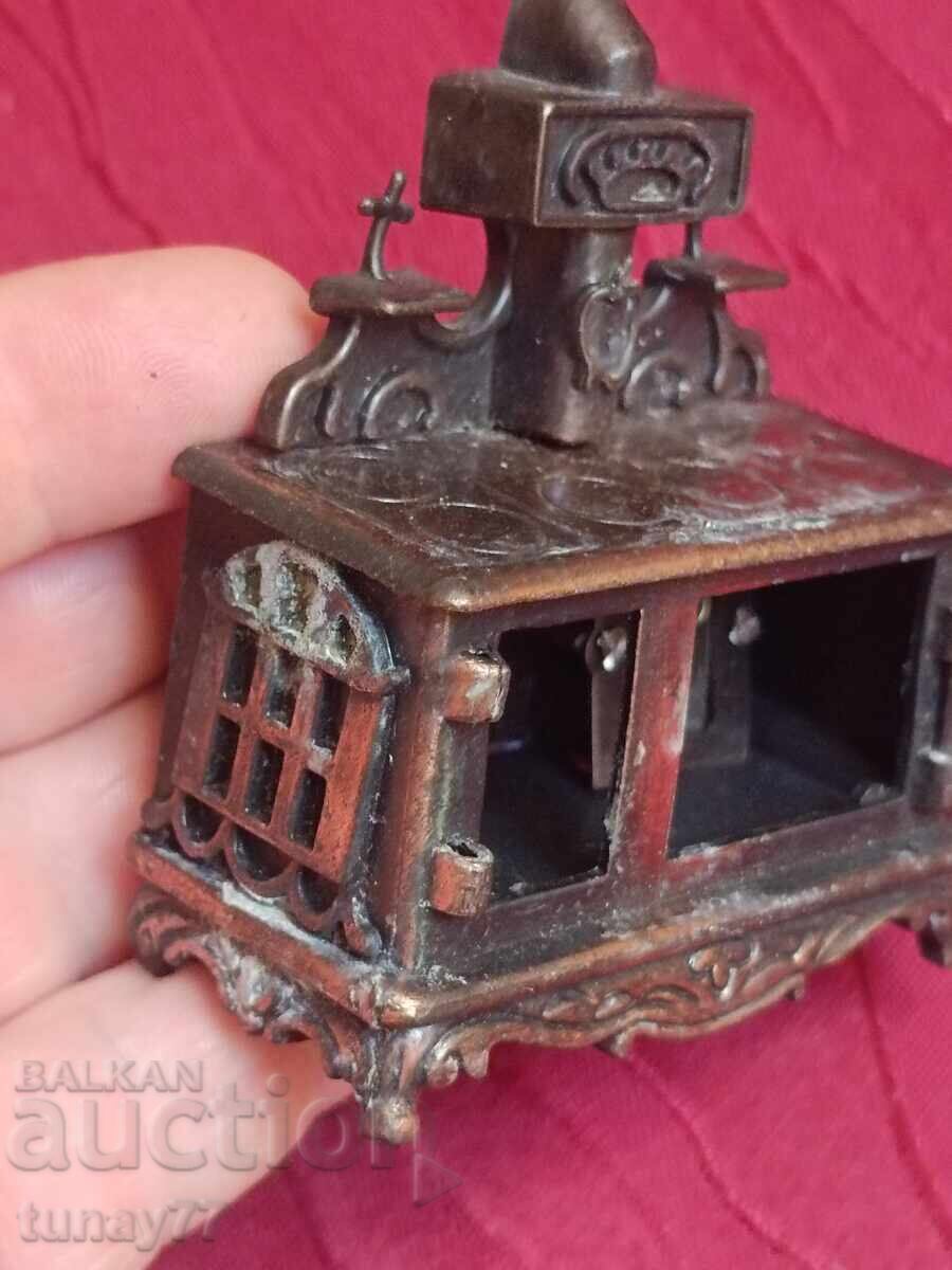 Παράδοση Σπάνια μεταλλική ξύστρα με σήμανση