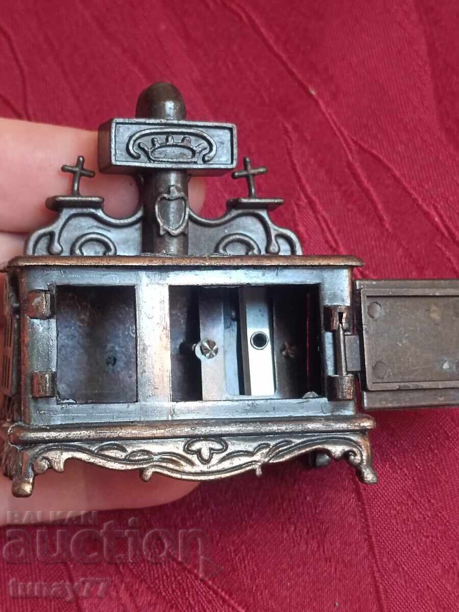 Ascuțitoare de metal rară cu marcaje