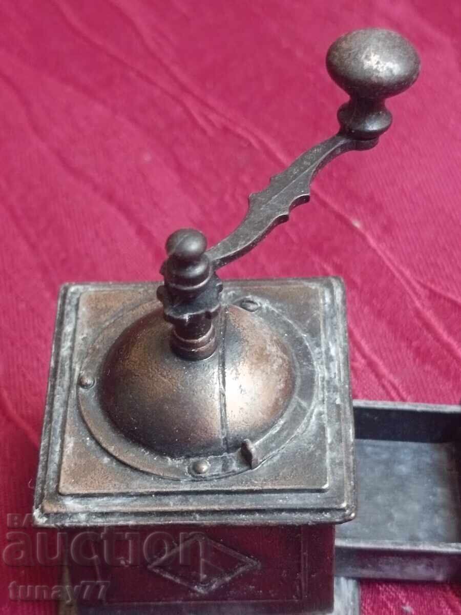 Рядка метална острилка с маркировки с цена 10.00 лв. | € 5.11