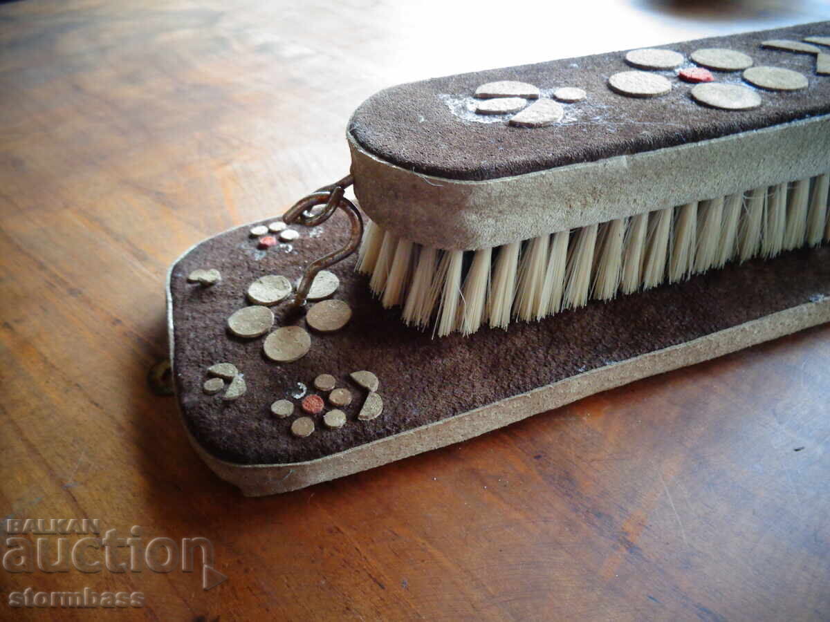 Стара СОЦ велурена четка с цена € 3.07 | 6.00 лв.