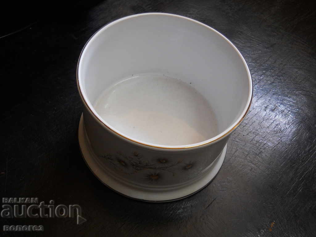 Porcelain flower pot "Germadad Leek Staffs" - England with price 30.00 BGN | € 15.34 Porcelain flower pot "Germadad Leek Staffs" - England with price 30.00 BGN | € 15.34