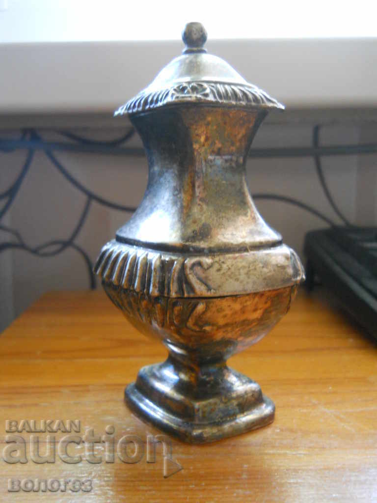 Saliera placata cu argint - Anglia cu preț 25.00 BGN | € 12.78 Saliera placata cu argint - Anglia cu preț 25.00 BGN | € 12.78