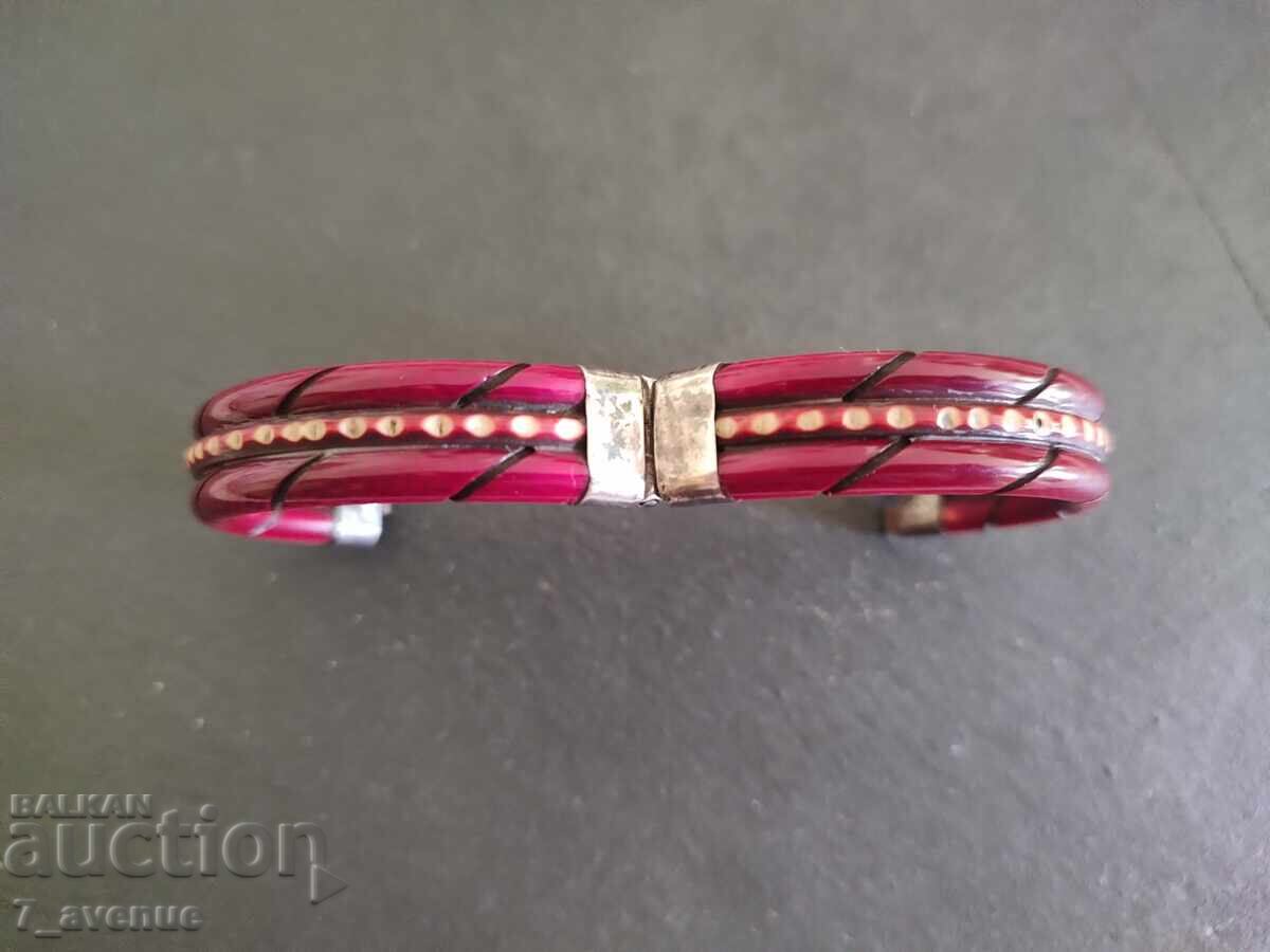 Παράδοση Γκριβνά κοσμήματα, κόκαλο και μέταλλο, 70s, 10.08.2025 Παράδοση Γκριβνά κοσμήματα, κόκαλο και μέταλλο, 70s, 10.08.2025