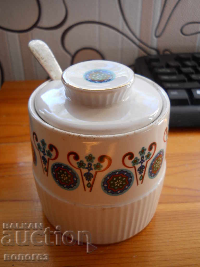 Zahăr din porțelan cu lingură de argint (Anglia) cu preț 15.00 BGN | € 7.67 Zahăr din porțelan cu lingură de argint (Anglia) cu preț 15.00 BGN | € 7.67