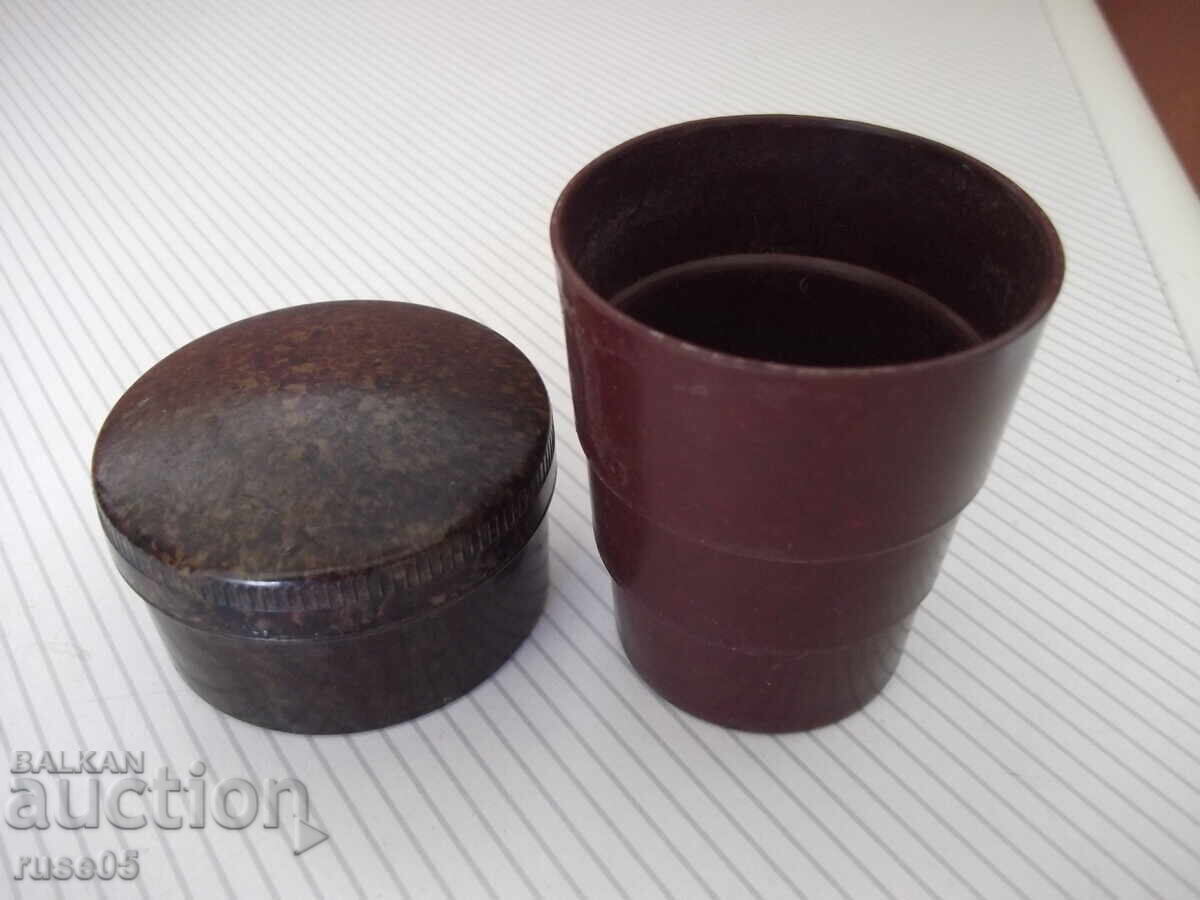 Чаша бакелитова от три сектора сгъваема от ранния соц Чаша бакелитова от три сектора сгъваема от ранния соц