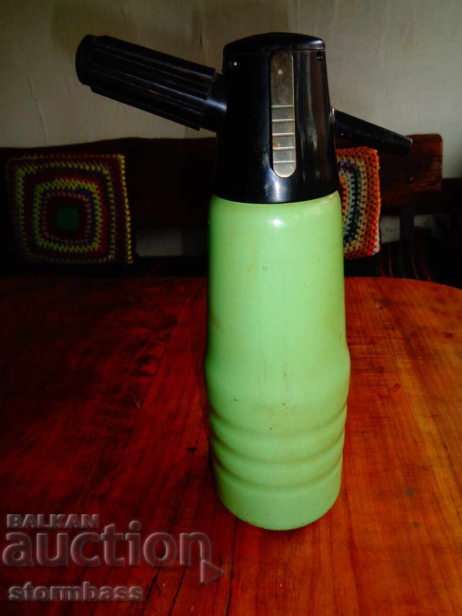 Παλιό σιφόνι για ανθρακούχο νερό από την σοσιαλιστική εποχή