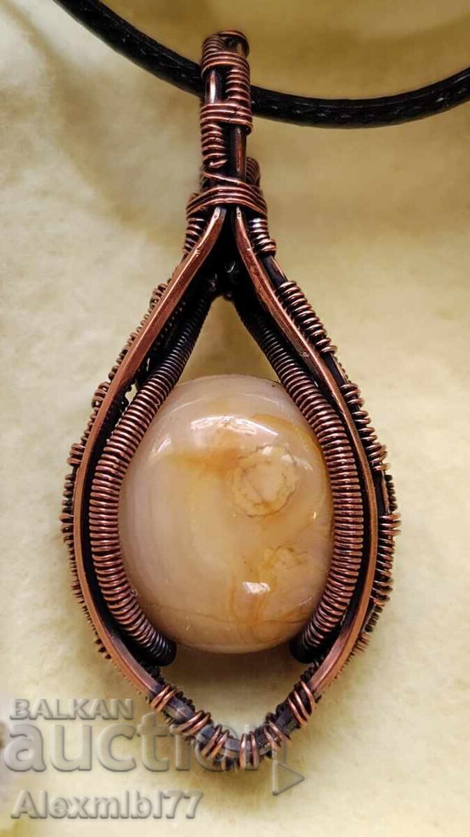 Auction  Natural agate stone jewelry pendant for the neck wrapped with copper wire