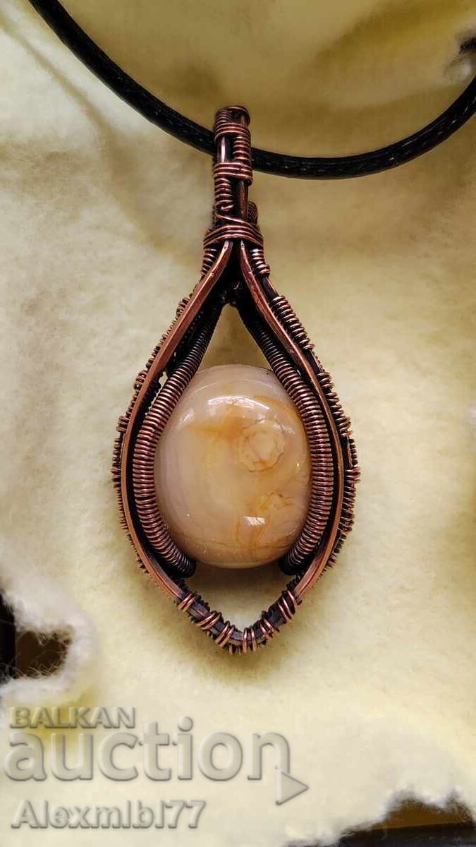Delivery of Natural agate stone jewelry pendant for the neck wrapped with copper wire