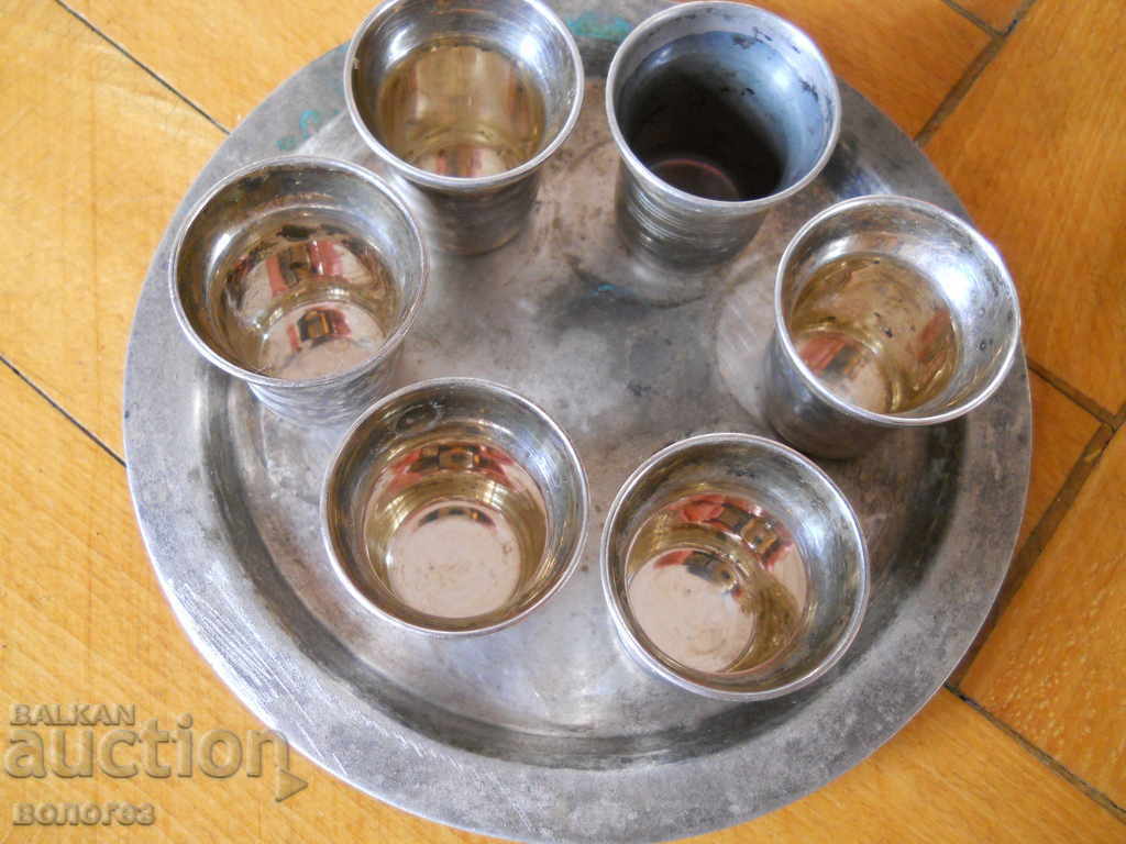 Set de argintărie veche (pahare pentru rachiu și tavă) - URSS cu preț 99.00 BGN | € 50.62 Set de argintărie veche (pahare pentru rachiu și tavă) - URSS cu preț 99.00 BGN | € 50.62