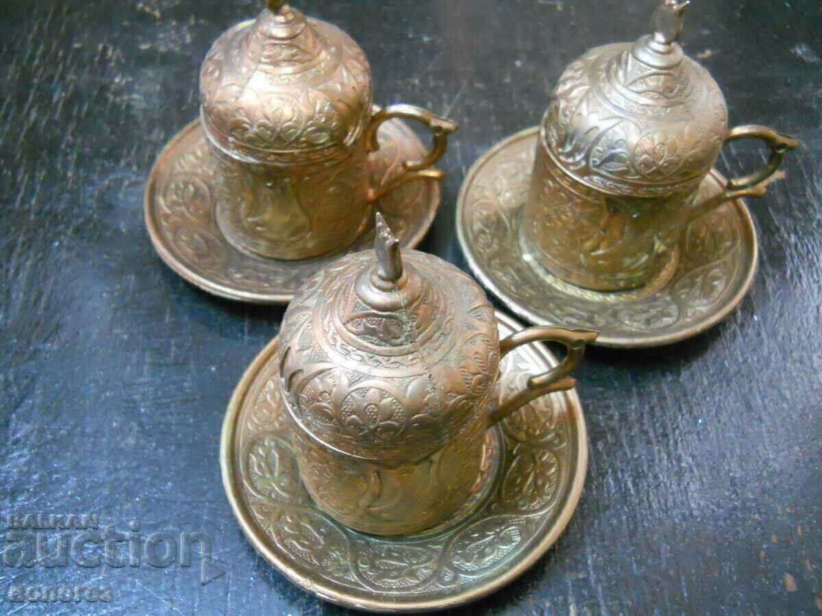 Suporturi de pahare din cupru cu cești de porțelan pentru ceai - Turcia cu preț 25.00 BGN | € 12.78 Suporturi de pahare din cupru cu cești de porțelan pentru ceai - Turcia cu preț 25.00 BGN | € 12.78