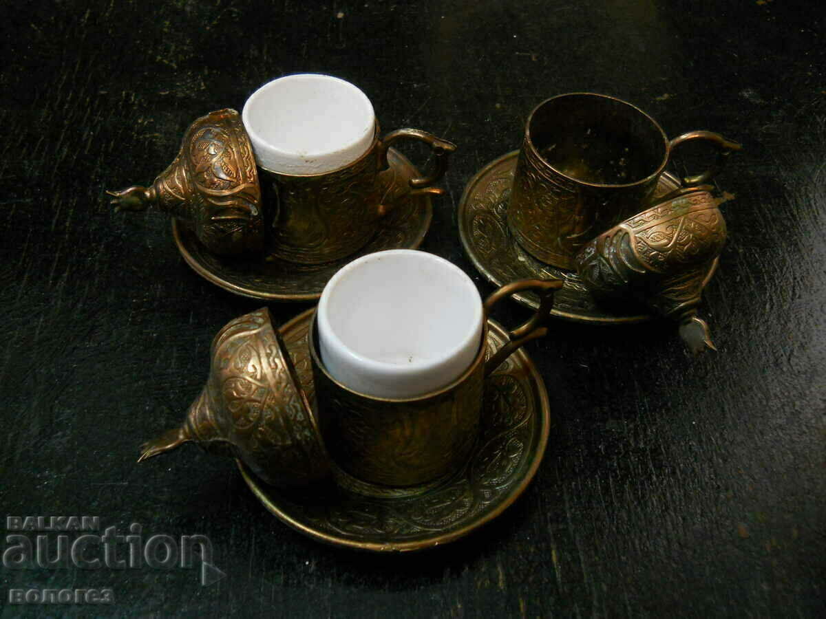 Licitație Suporturi de pahare din cupru cu cești de porțelan pentru ceai - Turcia Licitație Suporturi de pahare din cupru cu cești de porțelan pentru ceai - Turcia