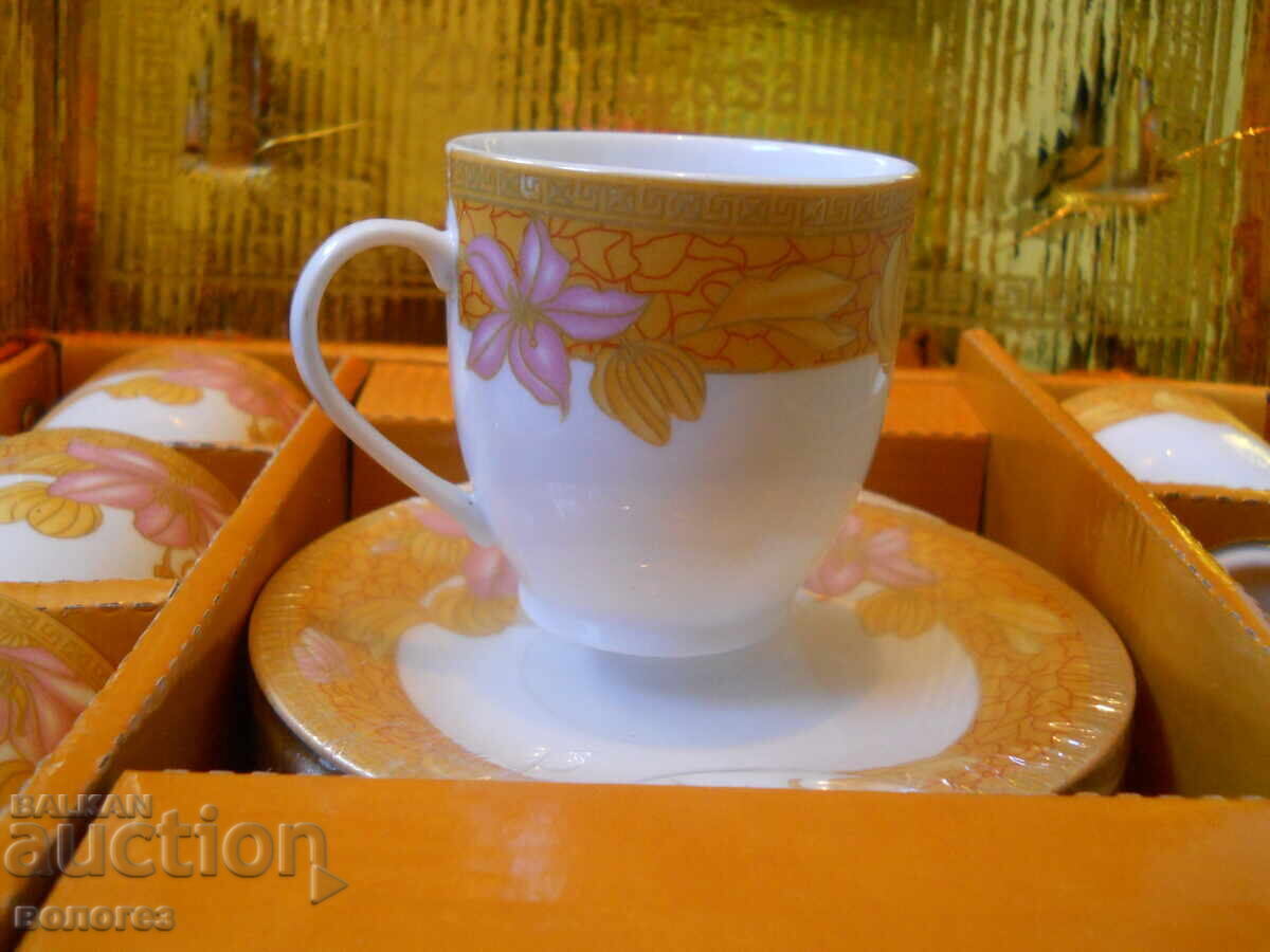 Set cani de cafea si farfurii din portelan - China cu preț 20.00 BGN | € 10.23 Set cani de cafea si farfurii din portelan - China cu preț 20.00 BGN | € 10.23
