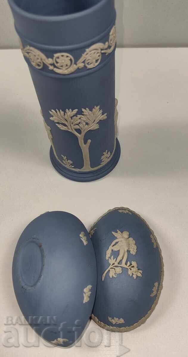 Licitație VAZĂ ȘI CUTIUȚĂ MICĂ PENTRU BIJUTERII WEDGWOOD ENGLAND Licitație VAZĂ ȘI CUTIUȚĂ MICĂ PENTRU BIJUTERII WEDGWOOD ENGLAND