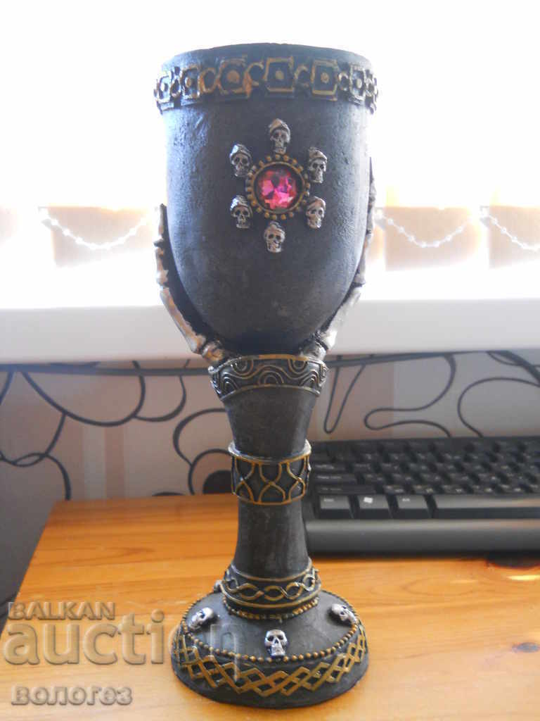 Licitație Cană gotică uriașă din rășină cu cranii Licitație Cană gotică uriașă din rășină cu cranii