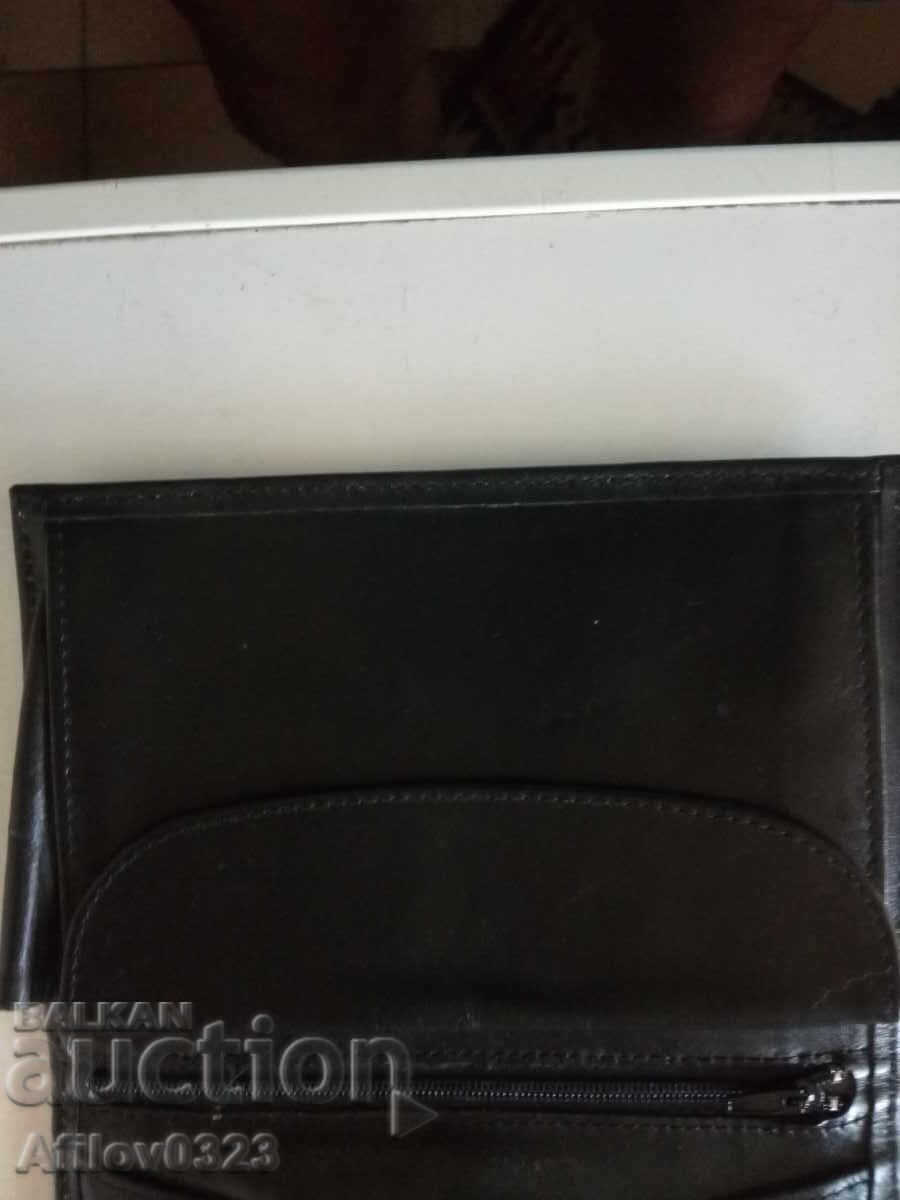 Portofel. cu preț 2.00 BGN | € 1.02 Portofel. cu preț 2.00 BGN | € 1.02