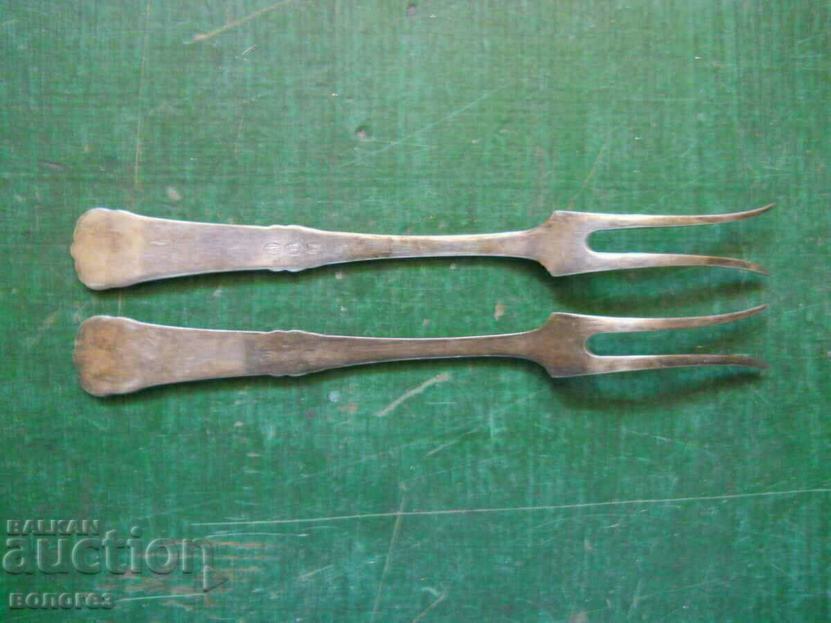 Furculițe de servire cu brânză de argint - Germania cu preț 120.00 BGN | € 61.36 Furculițe de servire cu brânză de argint - Germania cu preț 120.00 BGN | € 61.36