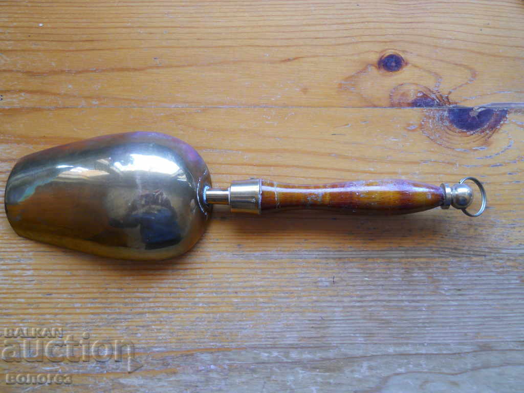 O lingură de servire cu preț 10.00 BGN | € 5.11 O lingură de servire cu preț 10.00 BGN | € 5.11