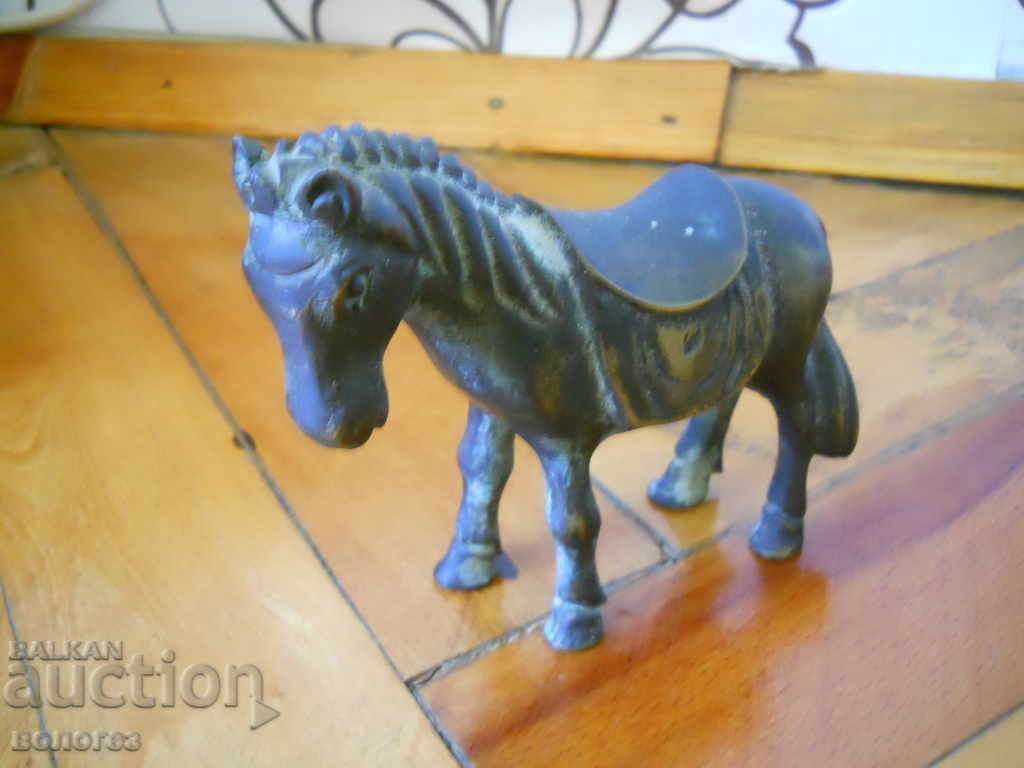 Statueta antica din bronz - cal insa cu preț 70.00 BGN | € 35.79 Statueta antica din bronz - cal insa cu preț 70.00 BGN | € 35.79