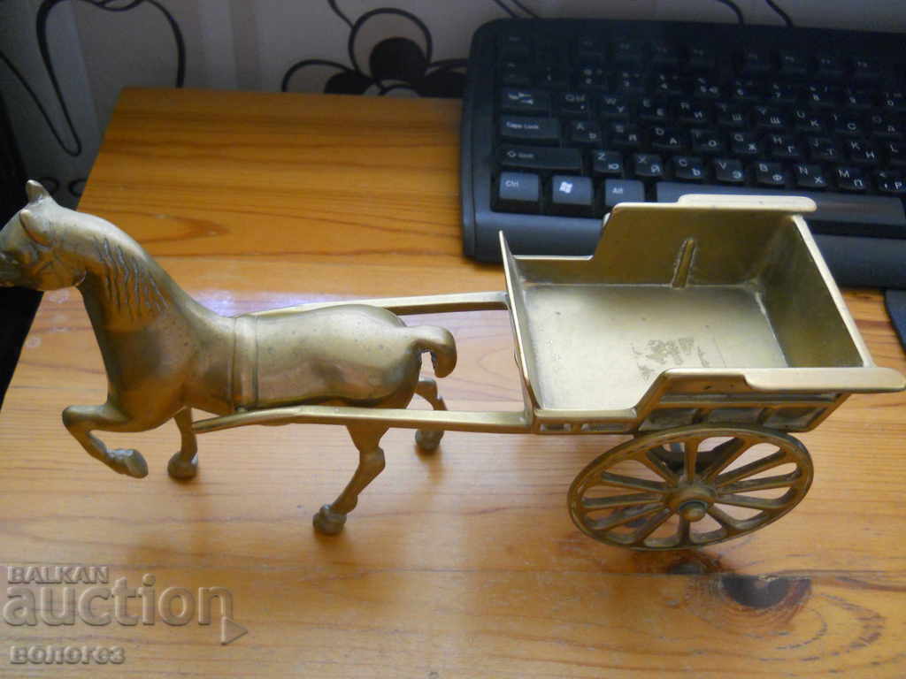 Statuetă veche din bronz - car de luptă cu preț 100.00 BGN | € 51.13 Statuetă veche din bronz - car de luptă cu preț 100.00 BGN | € 51.13