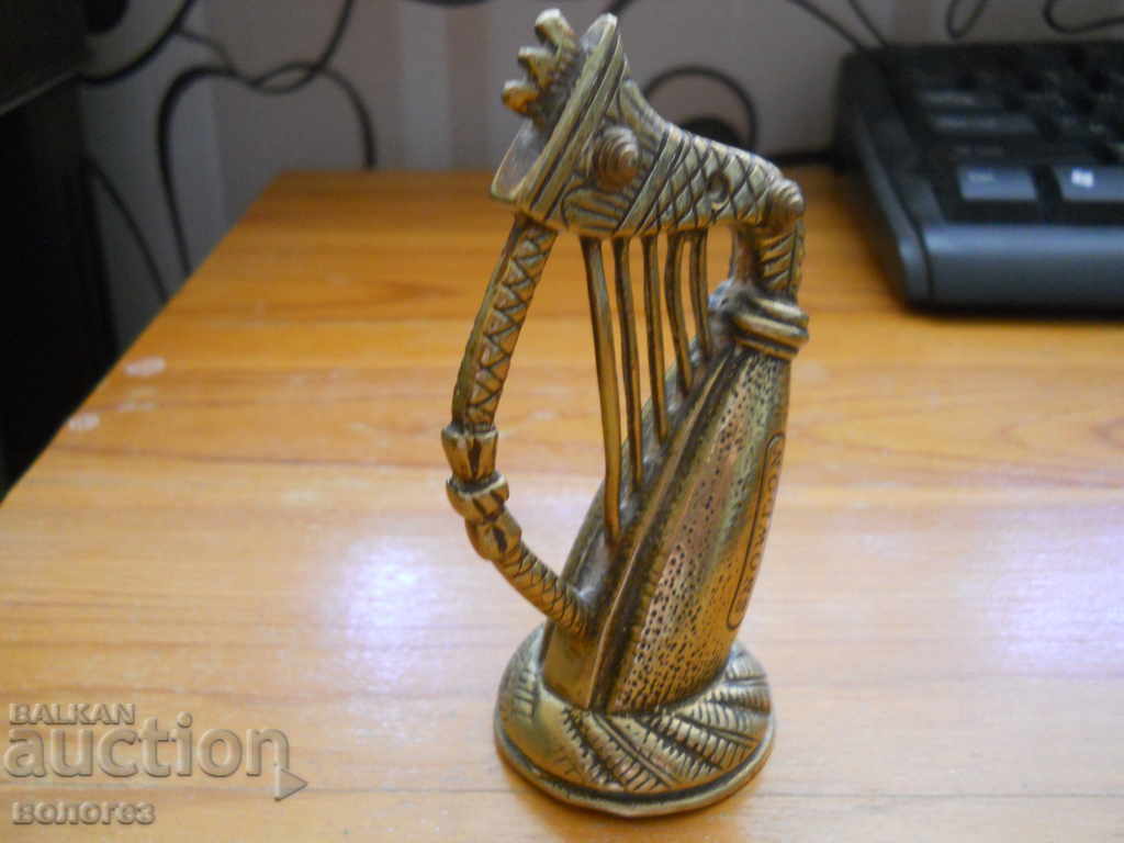 O harpă de bronz cu preț 30.00 BGN | € 15.34 O harpă de bronz cu preț 30.00 BGN | € 15.34