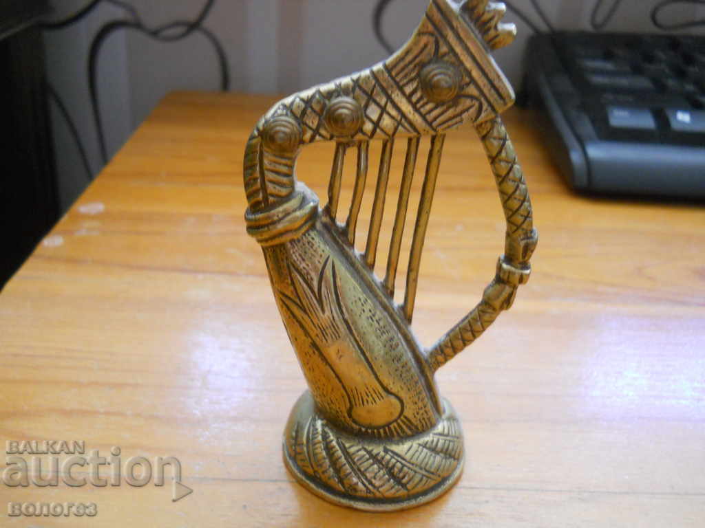 Licitație O harpă de bronz Licitație O harpă de bronz