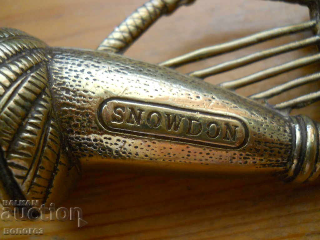 Livrarea O harpă de bronz Livrarea O harpă de bronz