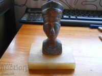 Bust de bronz al lui Nefertiti pe soclu de marmură (Egipt)