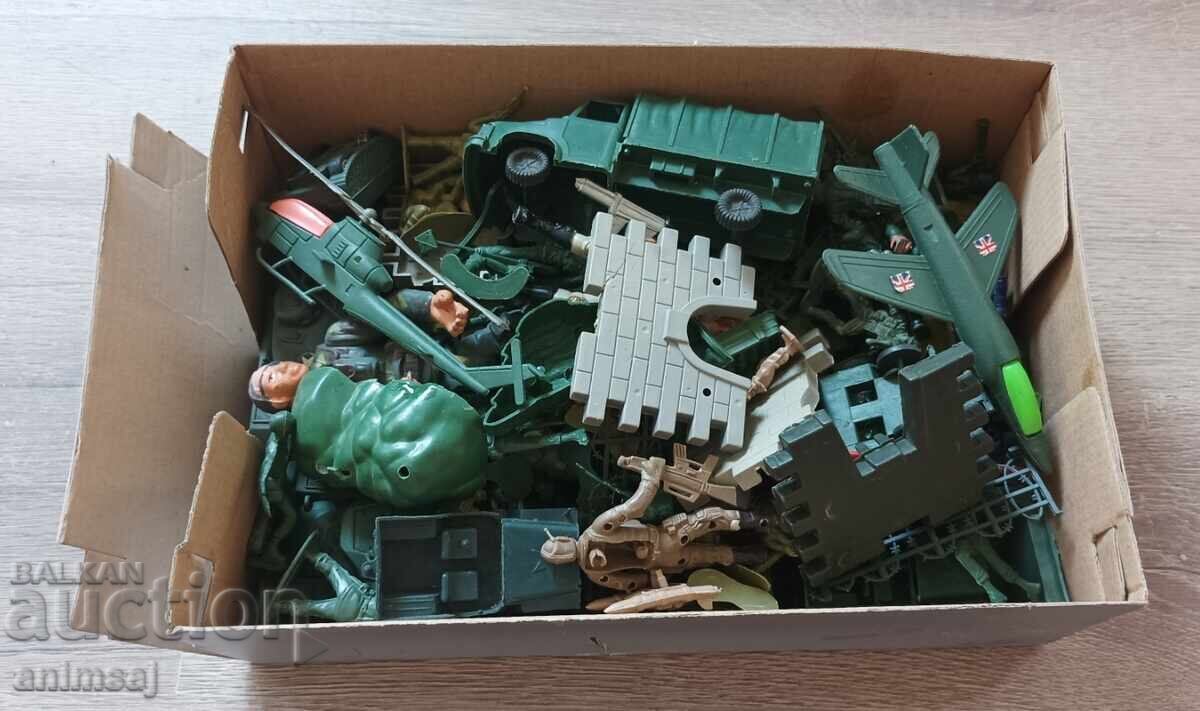 Auction  SOCIAL TOYS, soldiers, tanks, airplane, helicopter