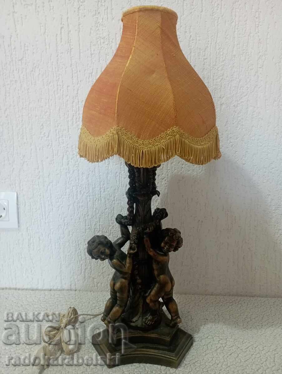 Όμορφη μεγάλη παλιά λάμπα