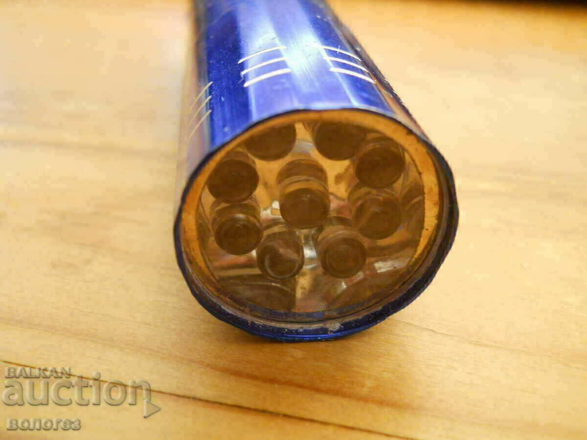 Φακός με επαναφορτιζόμενες μπαταρίες με τιμή 5.00 BGN | € 2.56